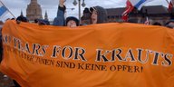 Menschen halten ein Transparent "No Tears for Krauts - Deutsche Täter_innen sind keine Opfer"