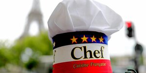 Eine Kochmütze, auf der die Farben Frankreichs abgebildet sind und der Schriftzug „Chef. Cuisine francaise“