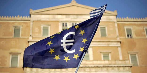 Fahne mit Euro-Zeichen vor griechischem Parlamaent