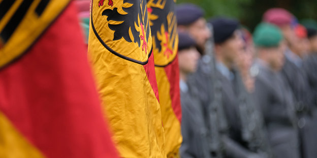 Soldaten und Deutschlandflaggen
