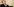 Eine Frau mit Brille lehnt sich im Stuhl zurück