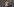 Ein Mann mit Sonnenbrille und offenem Mund