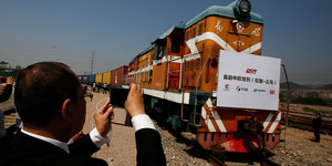 Ein Mann fotografiert einen Zug
