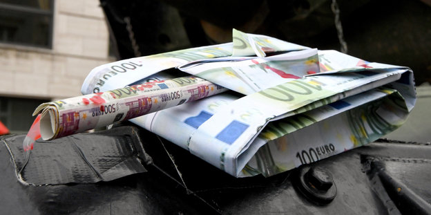 Ein scheinbar aus Banknoten gefalteter Papierpanzer