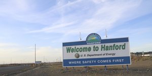 Ein großes Schild mit der Aufschrift "Welcome to Hanford U.S. Department of Energy. Where Safety Comes First."
