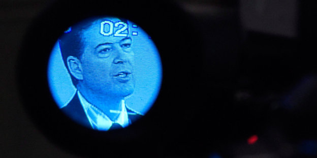 Ex-FBI-Chef James Comey ist auf dem Bildschirm einer Kamera zu sehen