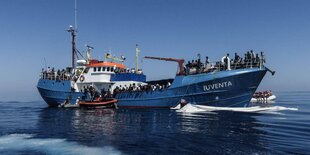 Ein Schiff mit vielen Menschen auf dem Meer