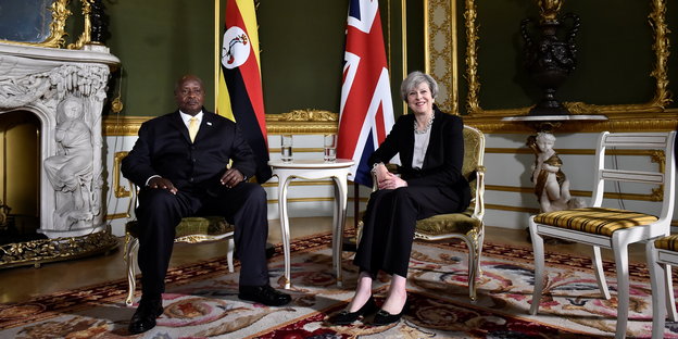 Die britische Premierministerin Theresa May trifft sich während der Somalia-Konferenz in London mit Ugandas Präsident Yoweri Museveni