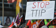 Ein "Stop TTIP"-Transparent auf einer Demo.
