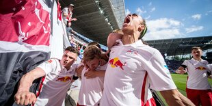 Fußballer von RB Leipzig im Jubel vor der Tribüne