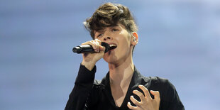 Singender junger Mann, Kristian Kostov