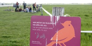 Ein Schild auf dem Tempelhofer Feld verkündet: Hier brütet die Feldlerche von April bis Juli