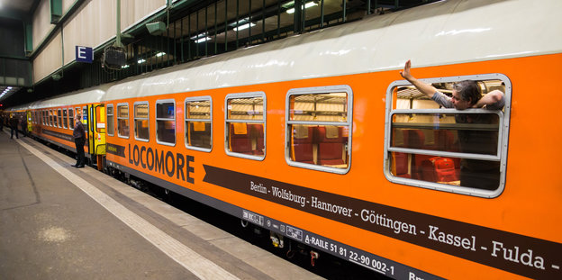 Orangefarbener Bahnwaggon