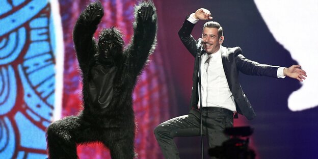 Der italienische ESC-Kandidat tanzt auf der Bühne, neben ihm ein Mann in Affenkostüm