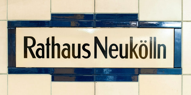 Der schriftzug "Rathaus Neukölln" an der gleichnamigen U-Bahn-Station