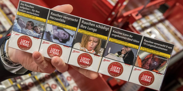 Schockbilder sind am 11.01.2017 beim Großhändler Tabacon in Ronneburg (Thüringen) auf die Verpackung von Zigaretten gedruckt.