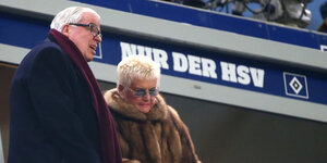 Ein älterer Mann und eine Frau (das Ehepaar Kühne) vor dem Schriftzug „Nur der HSV“