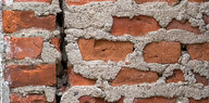 Eine Backsteinmauer mit einem Riss