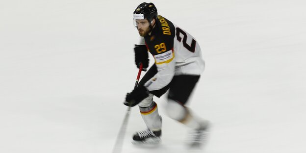 Ein Eishockeyspieler mit Schläger in Aktion
