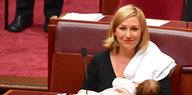 Abgeordnete Larissa Waters stillt ihr Baby im australischen Parlament