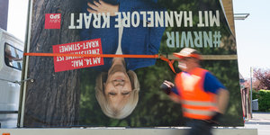 Ein Wahlkampfplakat der SPD in NRW steht auf dem Kopf