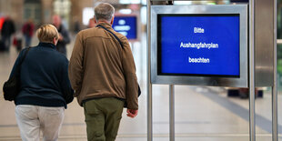 Eine elektronische Anzeigentafel der Bahn zeigt nur den Schriftzug «Bitte Aushangfahrplan beachten».