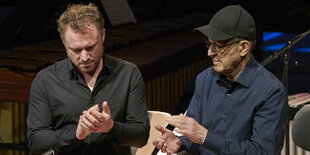 Der Komponist Steve Reich (r.) und der Musiker Colin Currie klatschen am 12. Mai 2017 in der Hamburger Elbphilharmonie - eine Aufführung von Reichs Stück "Clapping Music"