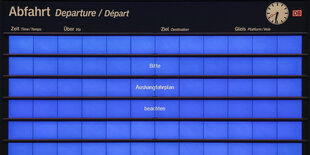 ie elektronische Anzeigentafel der Bahn im Hauptbahnhof Leipzig zeigt nur den Schriftzug «Bitte Aushangfahrplan beachten».