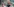 Menschen tragen Plakate mit dem Konterfei Hannelore Krafts durch eine Tür