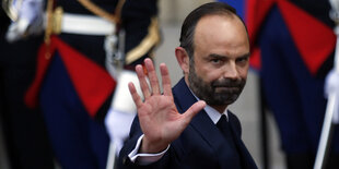 Édouard Philippe winkt in die Kamera