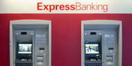 Zwei Bankautomaten stehen nebeneinander