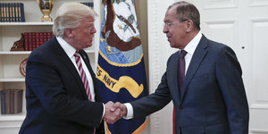 Donald Trump und Sergej Lawrow reichen sich die Hände