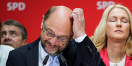 Sigmar Gabriel schaut nach oben, Martin Schulz kratzt sich am Kopf, Manuela Schwesig schließt die Augen