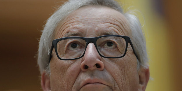 Jen-Claude Juncker blickt nach oben