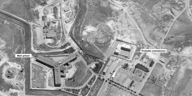 ein Satellitenbild in schwarz-weiß zeigt mehrere Gebäude