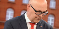 Torsten Albig, Ministerpräsident und SPD-Spitzenkandidat für die Landtagswahl, guckt traurig nach unten