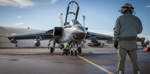 Techniker bereiten den Flug zweier Bundeswehr-Tornados vor in Incirlik