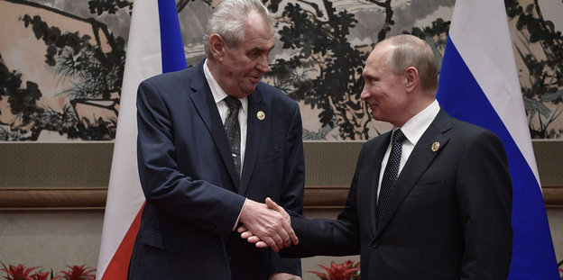 Zeman und Putin schütteln sich die Hand