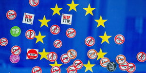 Ein EU-Schild mit vielen Protestaufklebern