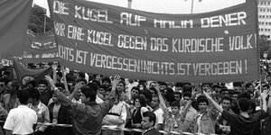 Kurden protestieren mit Transparenten in Hannover