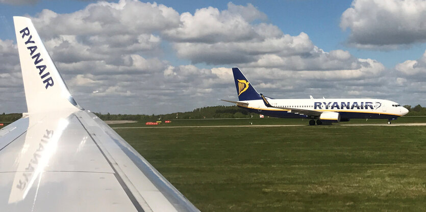 Ein Flugzeug auf der Rollbahn