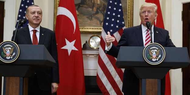 Erdogan und Trump hinter Stehpulten