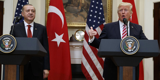 Erdogan und Trump hinter Stehpulten