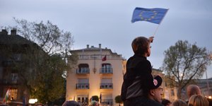 Ein Kind mit einer EU-Fahne