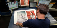 Ein Drucker kontrolliert ein Expemplar der Wochenzeitung Zeit