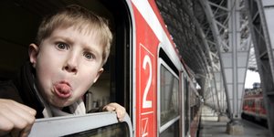 Ein Kind schaut aus einem Zugfenster