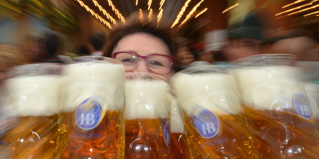 Eine Frau mit vielen Bieren