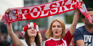 Zwei Frauen mit Polen-Schal
