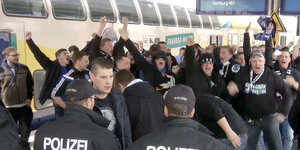 Polizisten und HSV-Fans