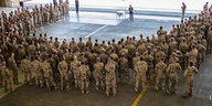Soldaten im Luftwaffenstützpunkt Incirlik versammeln sich bei einem Besuch von Ursula von der Leyen